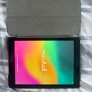 Apple ipad 6th generation silver 128gb WiFi only, case included